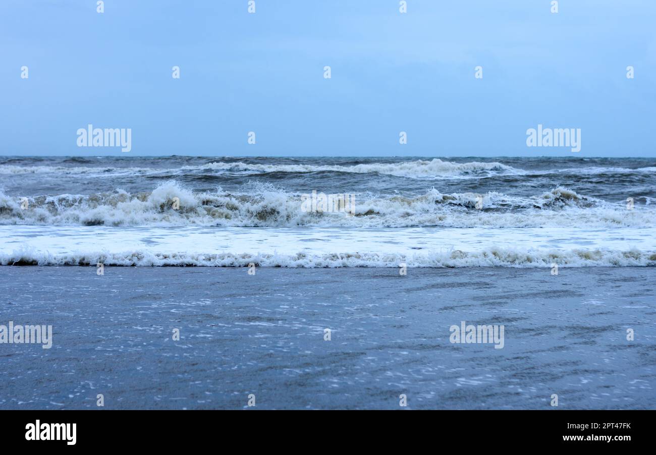La mer bleue s'oppose à l'horizon bleu clair du ciel. Contexte de la nature. Banque D'Images