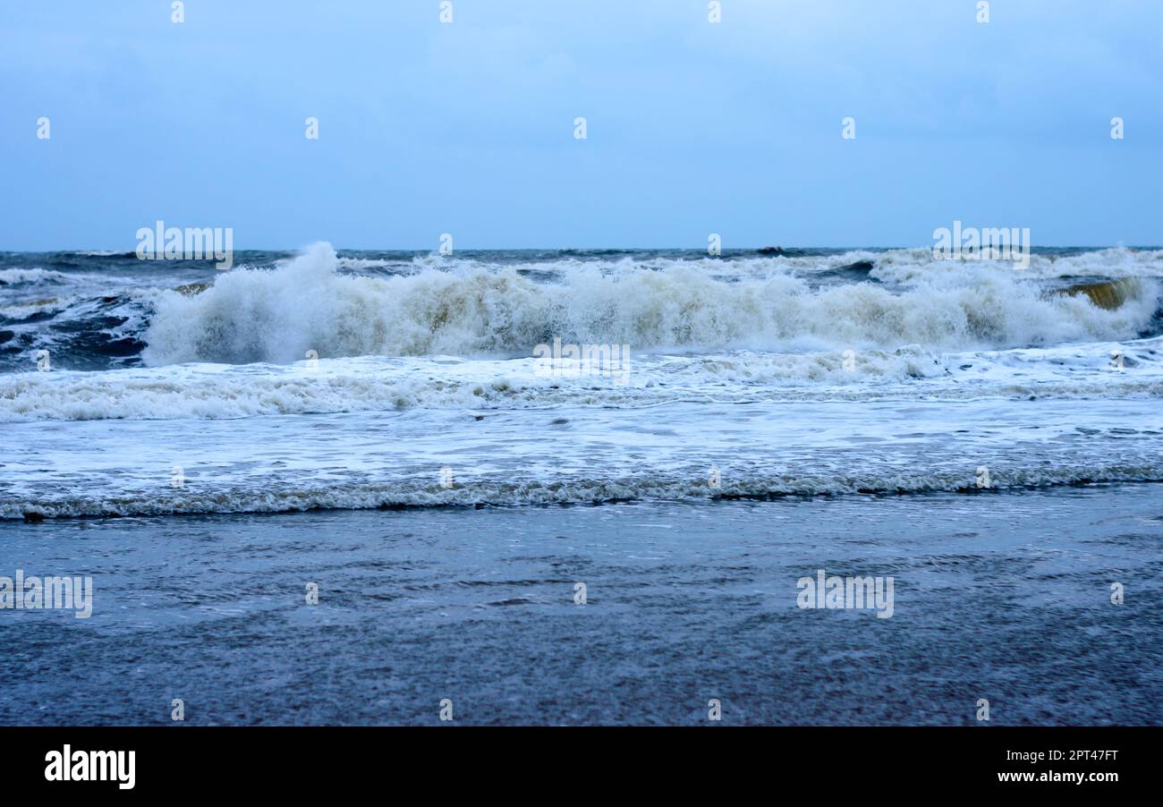 La mer bleue s'oppose à l'horizon bleu clair du ciel. Contexte de la nature. Banque D'Images