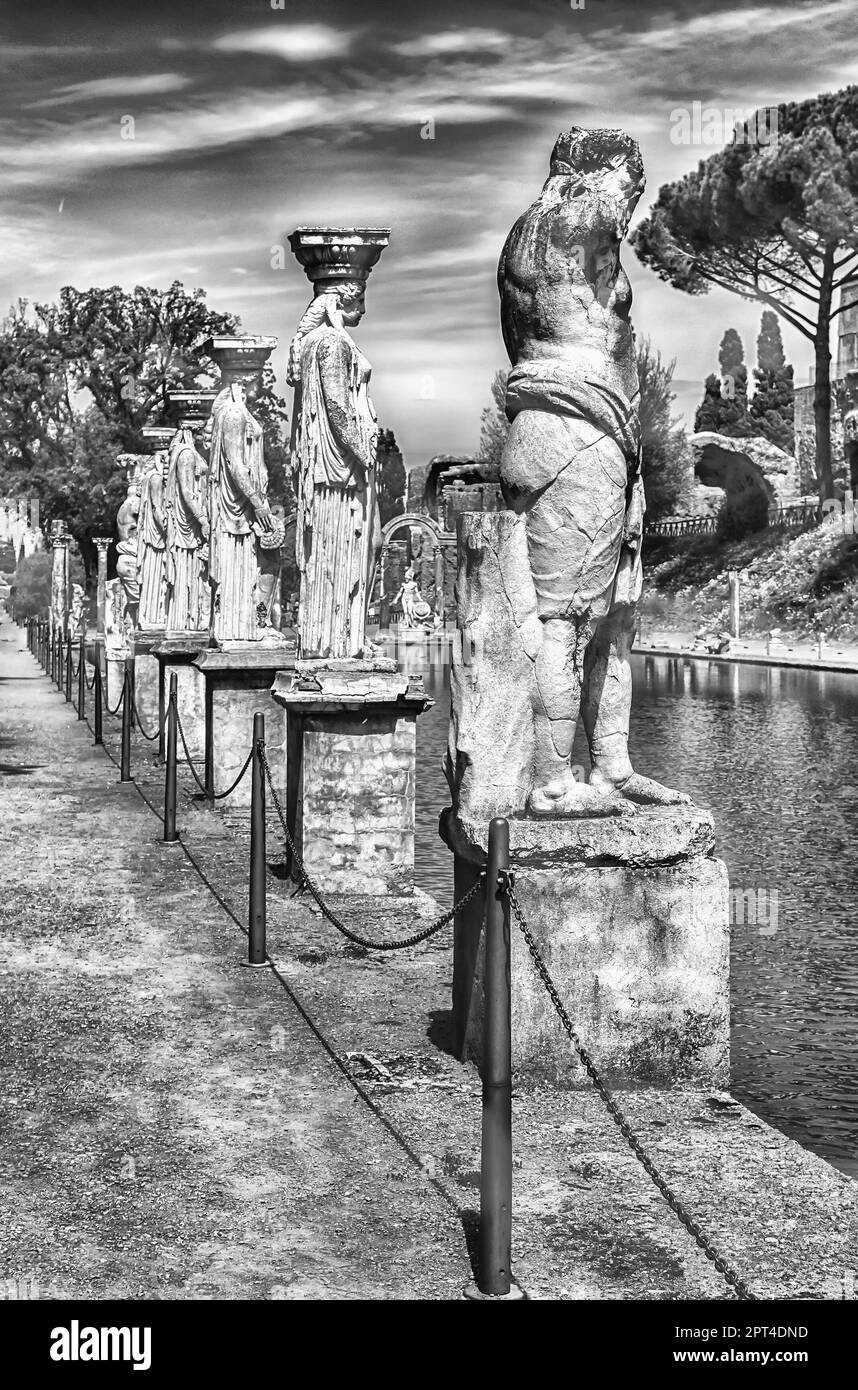 Statues de la piscine surplombant l'ancienne Caryatides Canopus appelé à la Villa Adriana (la Villa d'Hadrien), Tivoli, Italie Banque D'Images