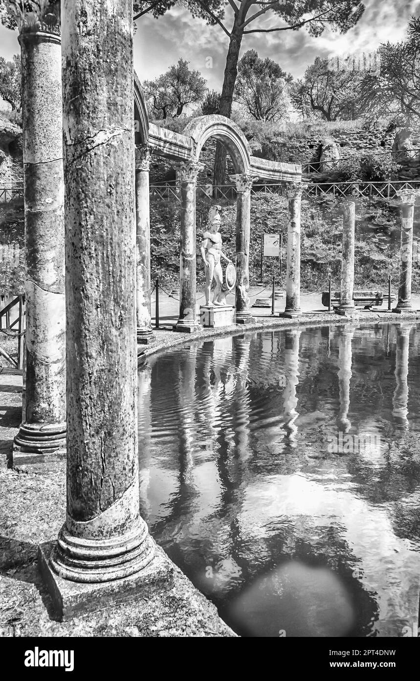 Statue grecque d'Arès surplombant la piscine antique appelé Canopus, l'intérieur de Villa Adriana (la Villa d'Hadrien), Tivoli, Italie Banque D'Images