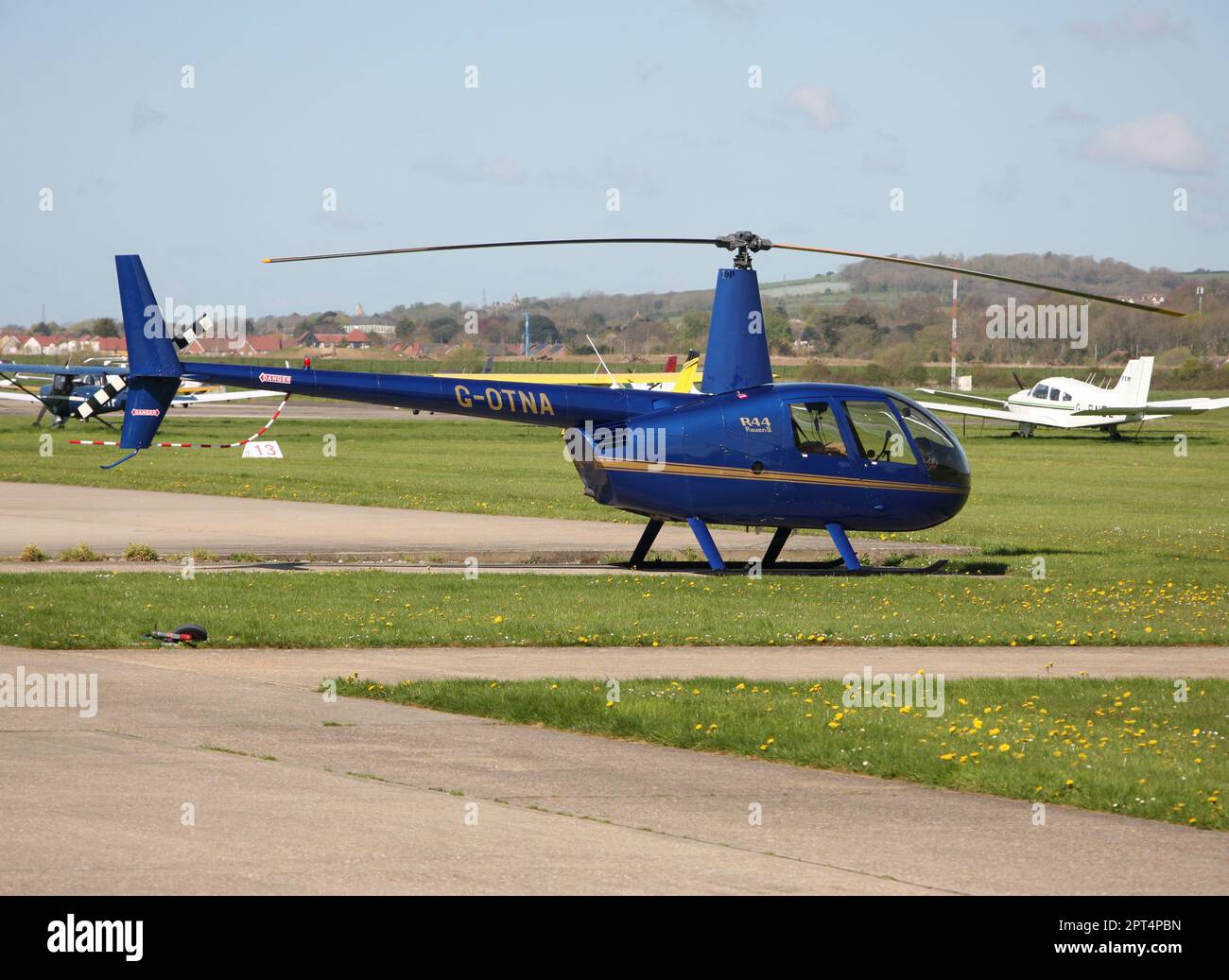Un hélicoptère Robinson R44 Raven II à l'aéroport de Brighton City, Sussex, Royaume-Uni Banque D'Images