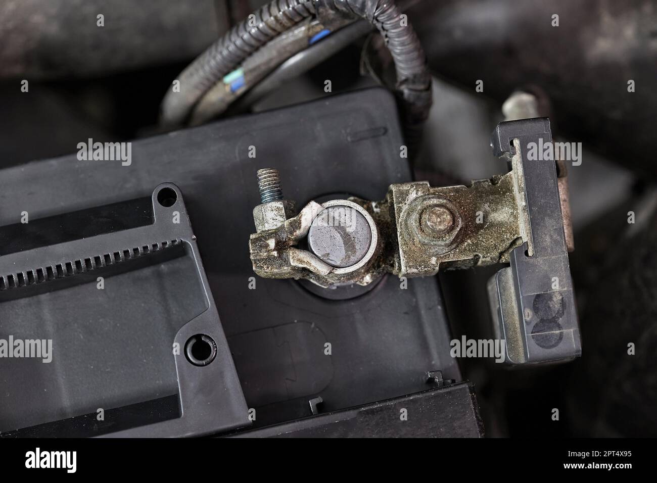 Reconnexion de la cosse de batterie du démarreur de voiture après  remplacement de la batterie déchargée par une batterie neuve Photo Stock -  Alamy