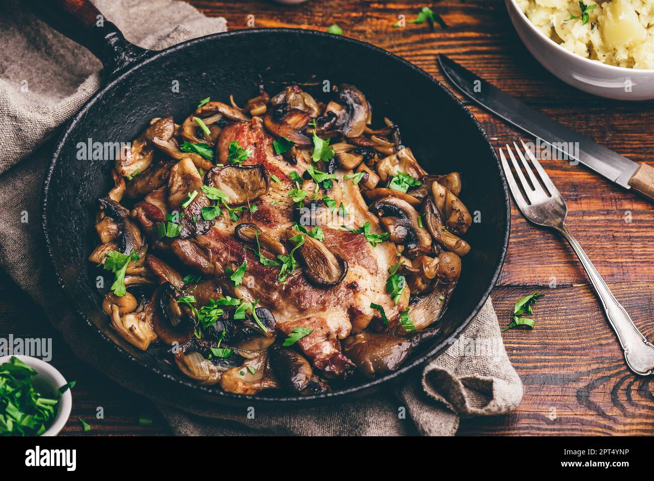 Steak de porc frit avec différents champignons et purée de pommes de terre Banque D'Images