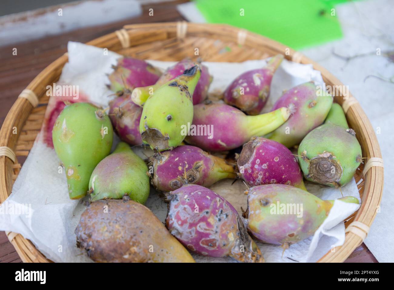 Récolte de fruits à la poire piqueuse dans le panier Banque D'Images