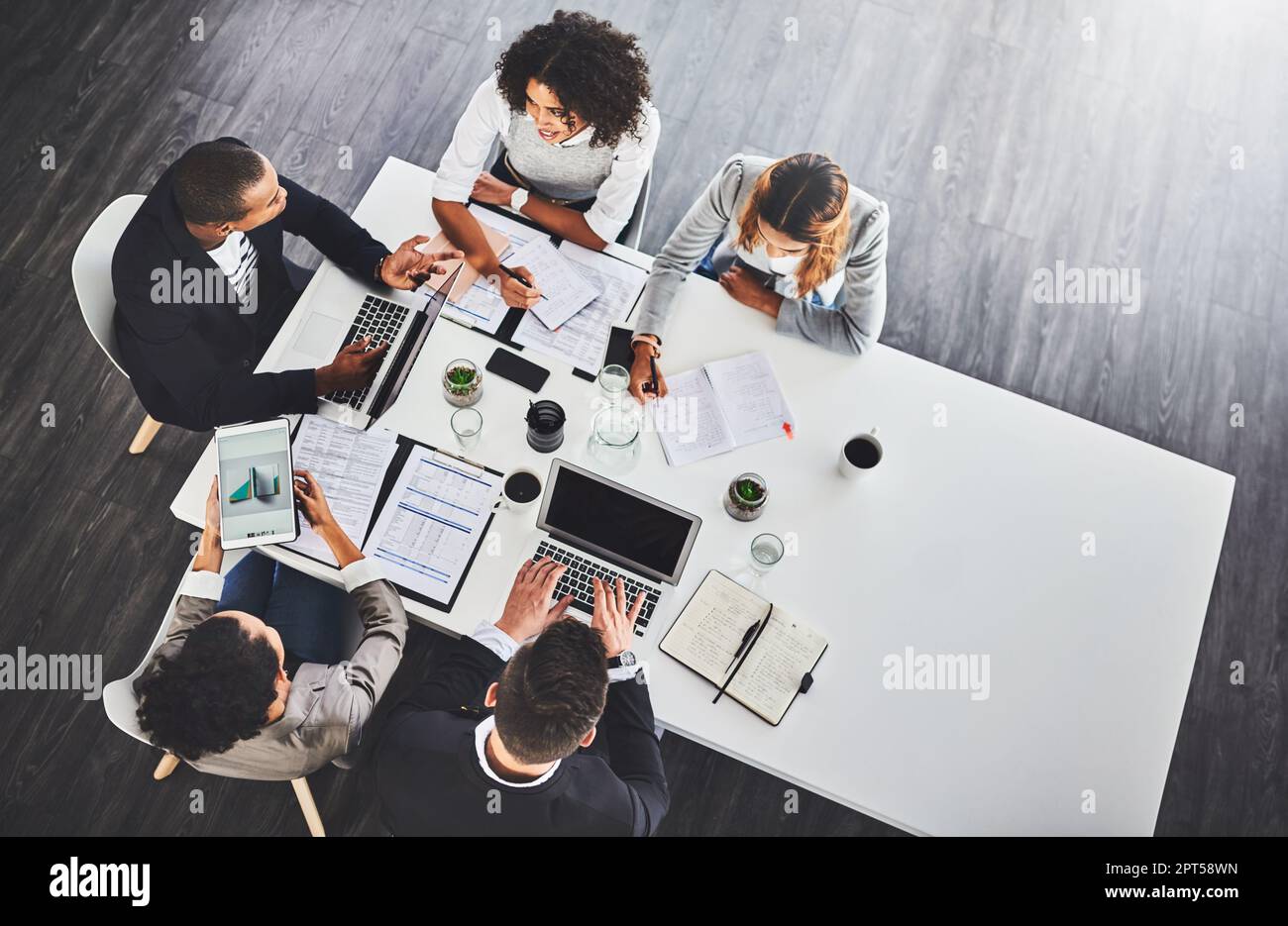 Respecter leurs normes de travail les plus élevées. Photo en grand angle d'un groupe d'hommes d'affaires ayant une réunion dans un bureau Banque D'Images