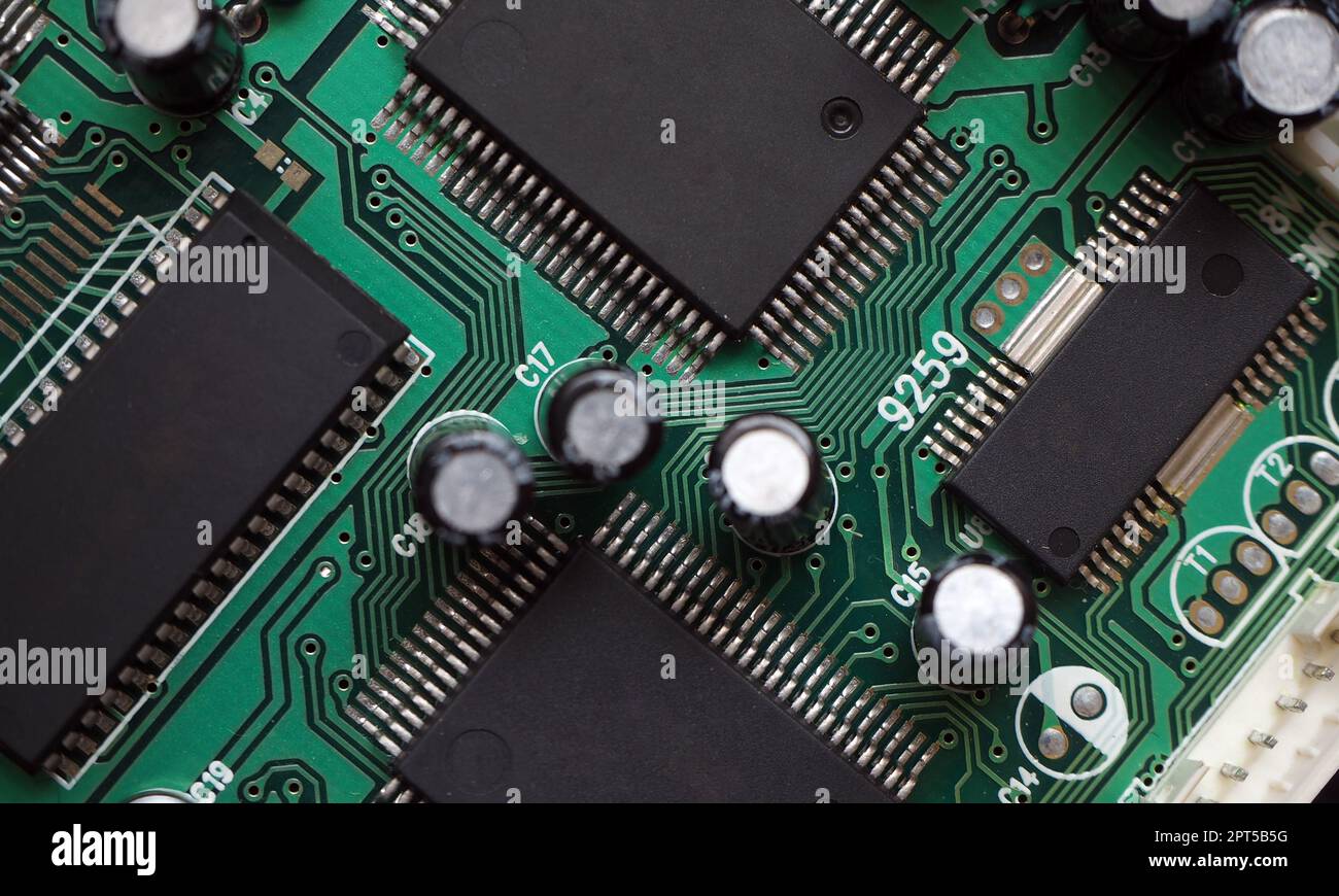 Semi-conducteurs, processeurs, expérience de l'industrie électronique. Carte électronique avec jeu de puces. Banque D'Images