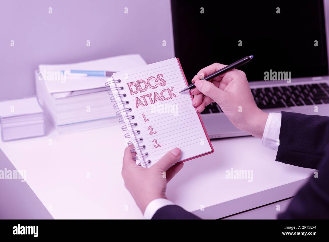 Affichage conceptuel attaque DDoS, Word pour auteur cherche à rendre la ressource réseau indisponible Banque D'Images