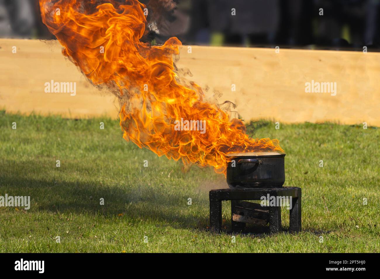 Démonstration d'un feu de cuisine lors d'une journée de lutte contre l'incendie Banque D'Images