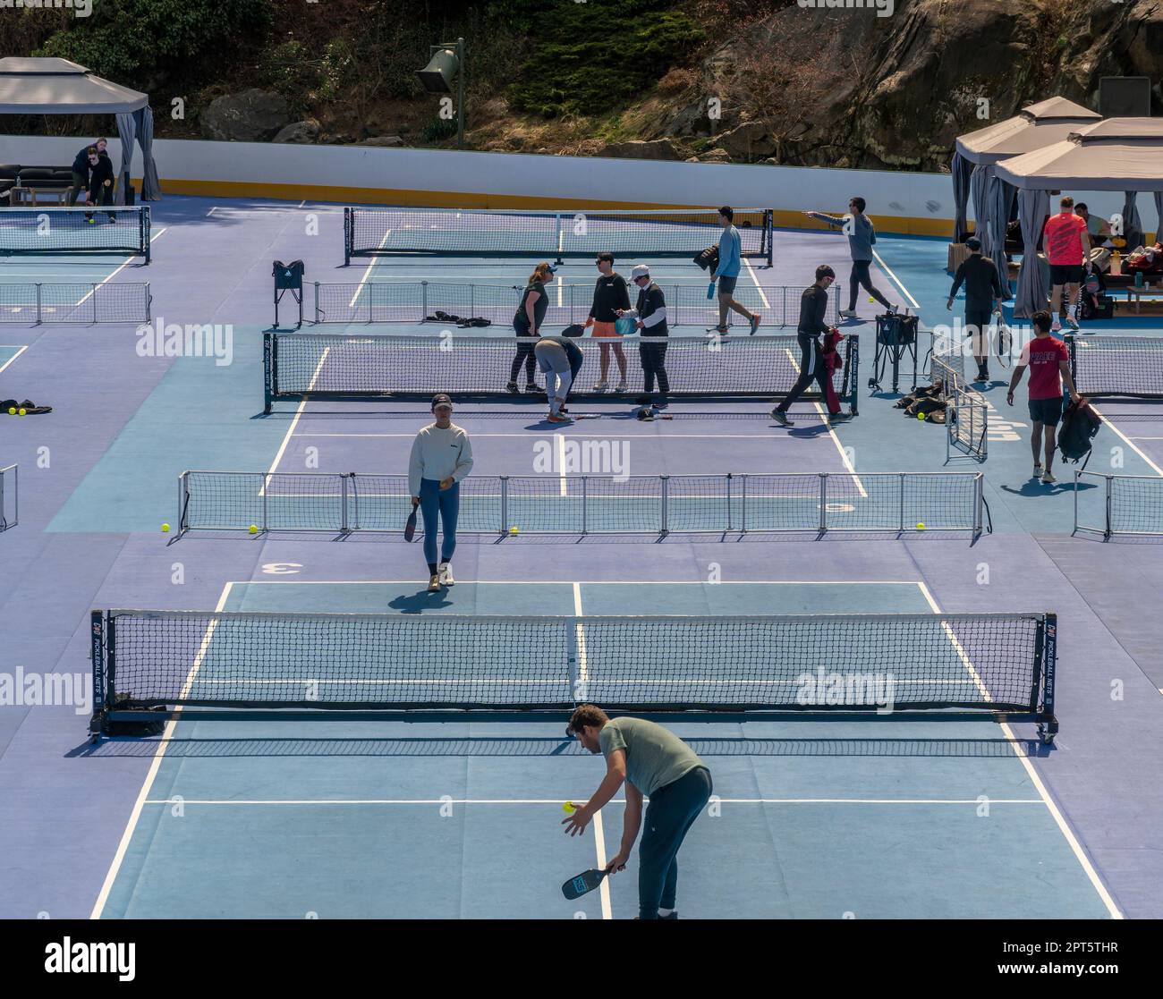 Les joueurs de Pickleball de la patinoire Wollman, transformée en 14 terrains de Pickleball, le samedi, 8 avril 2023. Les nouveaux tribunaux sont gérés par CiryPickle et seront ouverts jusqu'à 9 octobre. Pickleball est l'un des sports à la croissance la plus rapide aux États-Unis, populaire auprès des adultes d'éleveur et maintenant de plus en plus de popularité avec les générations de la génération du millénaire, de la génération x et de la génération zers. (© Richard B. Levine) Banque D'Images