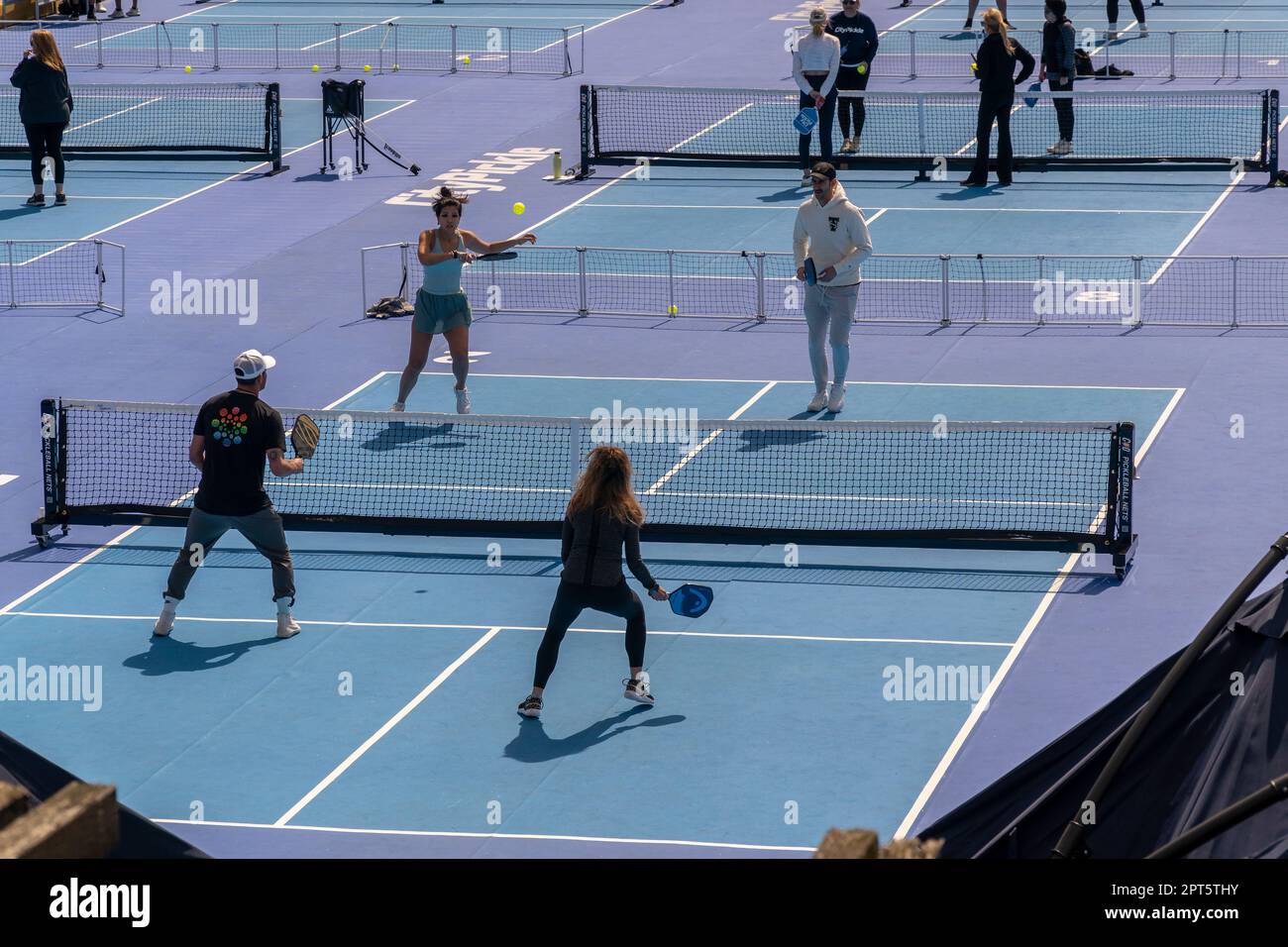 Les joueurs de Pickleball de la patinoire Wollman, transformée en 14 terrains de Pickleball, le samedi, 8 avril 2023. Les nouveaux tribunaux sont gérés par CiryPickle et seront ouverts jusqu'à 9 octobre. Pickleball est l'un des sports à la croissance la plus rapide aux États-Unis, populaire auprès des adultes d'éleveur et maintenant de plus en plus de popularité avec les générations de la génération du millénaire, de la génération x et de la génération zers. (© Richard B. Levine) Banque D'Images