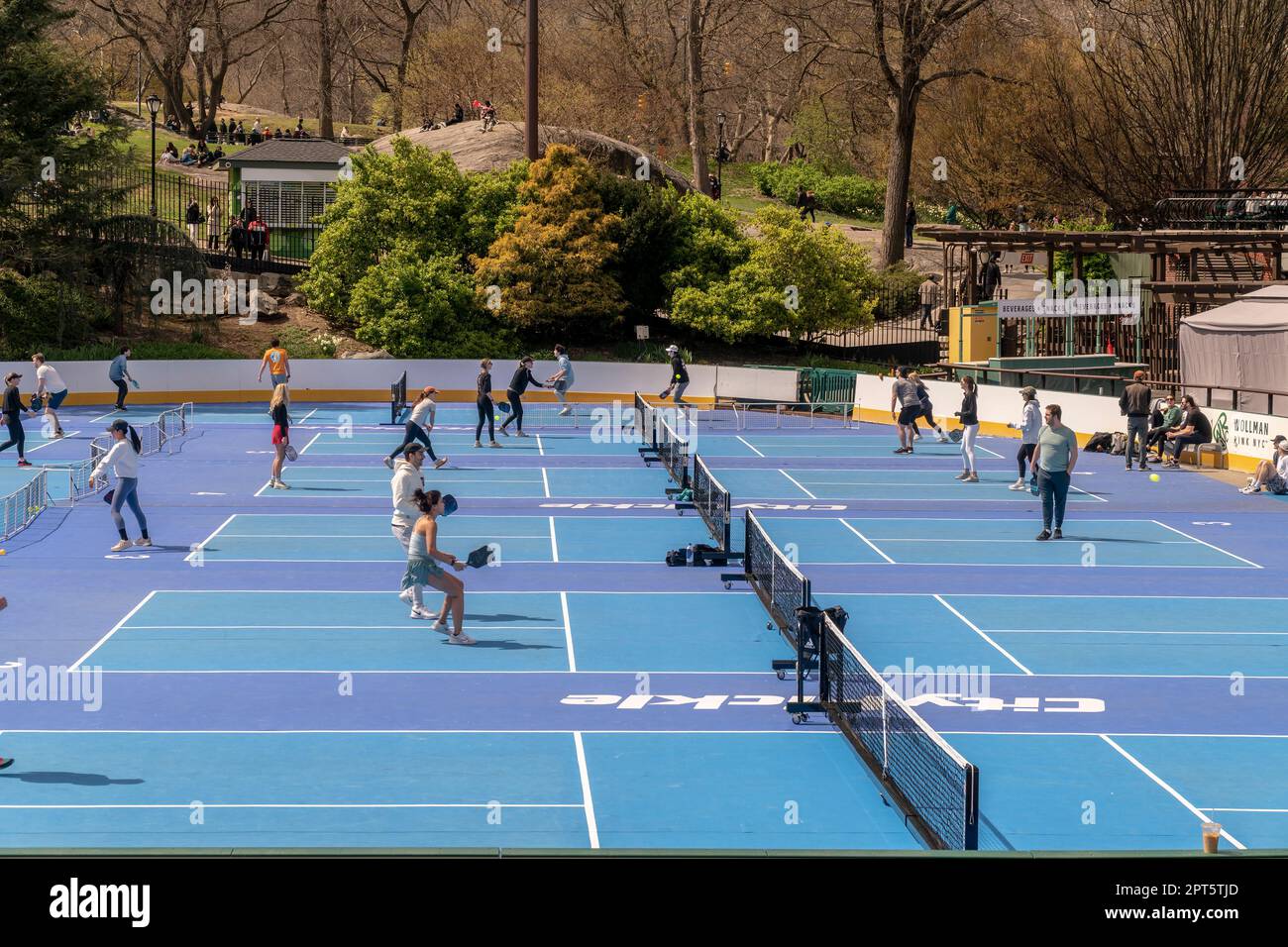 Les joueurs de Pickleball de la patinoire Wollman, transformée en 14 terrains de Pickleball, le samedi, 8 avril 2023. Les nouveaux tribunaux sont gérés par CiryPickle et seront ouverts jusqu'à 9 octobre. Pickleball est l'un des sports à la croissance la plus rapide aux États-Unis, populaire auprès des adultes d'éleveur et maintenant de plus en plus de popularité avec les générations de la génération du millénaire, de la génération x et de la génération zers. (© Richard B. Levine) Banque D'Images