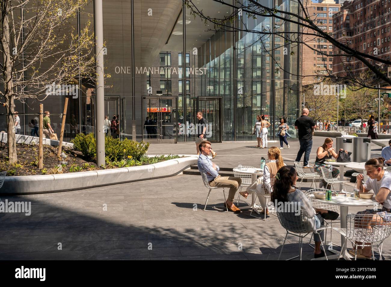 Les gens profitent du temps chaud et insaisonnier devant le complexe de Manhattan West à New York jeudi, 13 avril 2023. Les températures printanières devraient atteindre près de 90 degrés, ce qui fait que le mois d'avril ressemble davantage à celui de juillet. (© Richard B. Levine) Banque D'Images