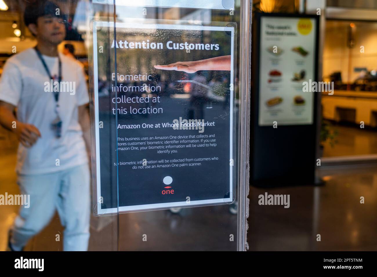 Un panneau à l'entrée du magasin Amazon Whole Foods Market Manhattan West informe les clients que des données biométriques sont collectées via le système de paiement Amazon, vu jeudi, 13 avril, 023. Le système vous permet de lier une carte de crédit à votre paume, ce qui vous permet de payer vos courses en tenant simplement votre main au-dessus d'un scanner à la caisse. (© Richard B. Levine) Banque D'Images