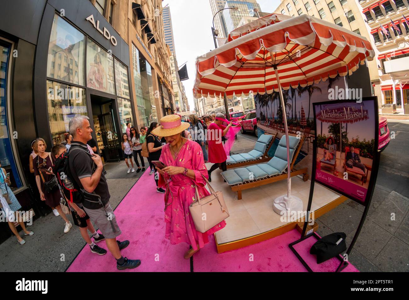 Hordes de fans et passant-par throng Fifth Avenue pour une activation de marque étendue faisant la promotion de la cinquième et dernière saison de la série Amazon Prime Video "la merveilleuse Mme Maisel", à New York le vendredi, 14 avril 2023. L’activation, sur ce qu’ils appellent le “mille merveilleux” comprenait de nombreuses séances de photos, des biscuits roses et blancs, une exposition de vêtements d’époque à Saks Fifth Avenue, entre autres activités. (© Richard B. Levine) Banque D'Images