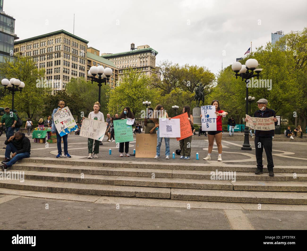 Des manifestants se rassemblent dans le parc Union Square le jour de la Terre, samedi, 22 avril 2023, pour manifester contre le projet de saule de ConocoPhillips, une entreprise de forage pétrolier en Alaska. (© Frances M. Roberts) Banque D'Images
