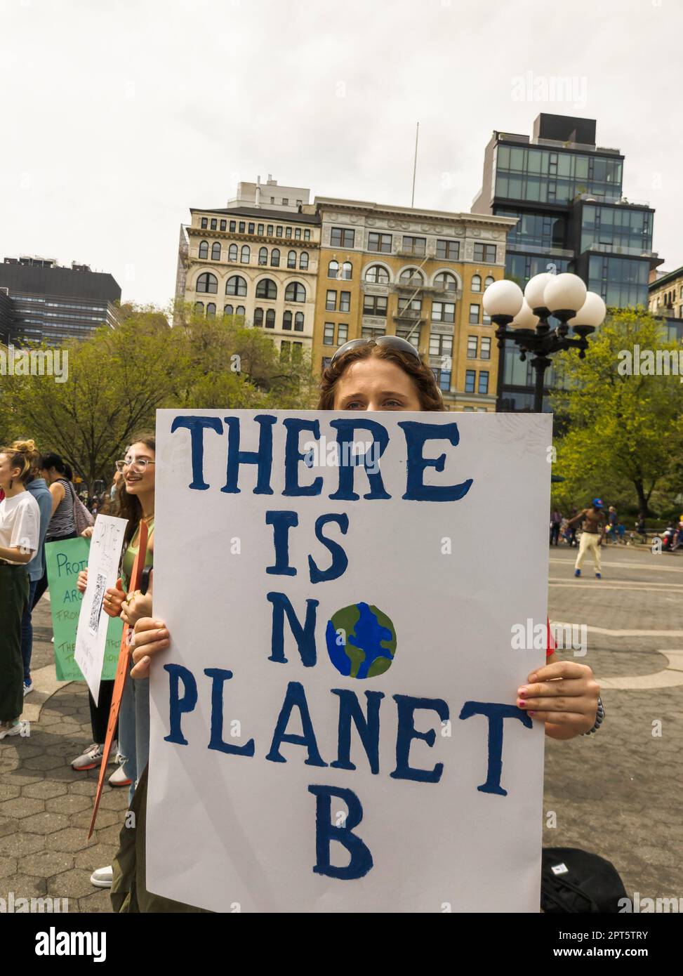 Des manifestants se rassemblent dans le parc Union Square le jour de la Terre, samedi, 22 avril 2023, pour manifester contre le projet de saule de ConocoPhillips, une entreprise de forage pétrolier en Alaska. (© Frances M. Roberts) Banque D'Images