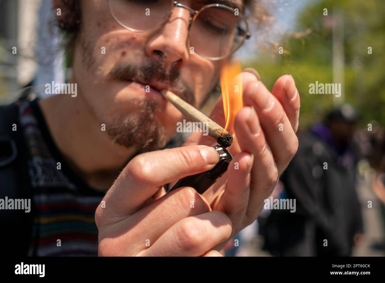 Les "Potrepreneurs" affluent jeudi à New York dans le parc de la place Washington, à 20 avril 2023, pour vendre leurs produits liés à la marijuana et pour célébrer "4/20", la fête non officielle du cannabis. New York a légalisé la marijuana en 2021. (© Richard B. Levine) Banque D'Images