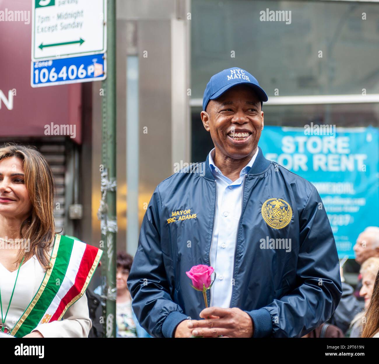 Le maire de New York, Eric Adams, au défilé perse annuel sur Madison Ave., à New York, dimanche, 23 avril 2023. Le défilé célèbre le Nowruz, le nouvel an en langue farsi. La fête symbolise la purification de l'âme et remonte à la religion préislamique du zoroastrianisme. (© Richard B. Levine) Banque D'Images