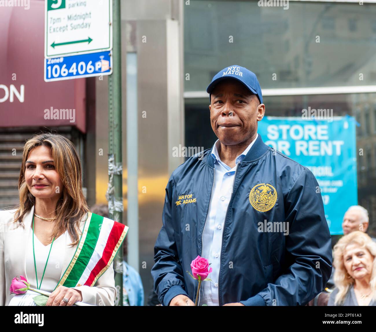 Le maire de New York, Eric Adams, au défilé perse annuel sur Madison Ave., à New York, dimanche, 23 avril 2023. Le défilé célèbre le Nowruz, le nouvel an en langue farsi. La fête symbolise la purification de l'âme et remonte à la religion préislamique du zoroastrianisme. (© Richard B. Levine) Banque D'Images
