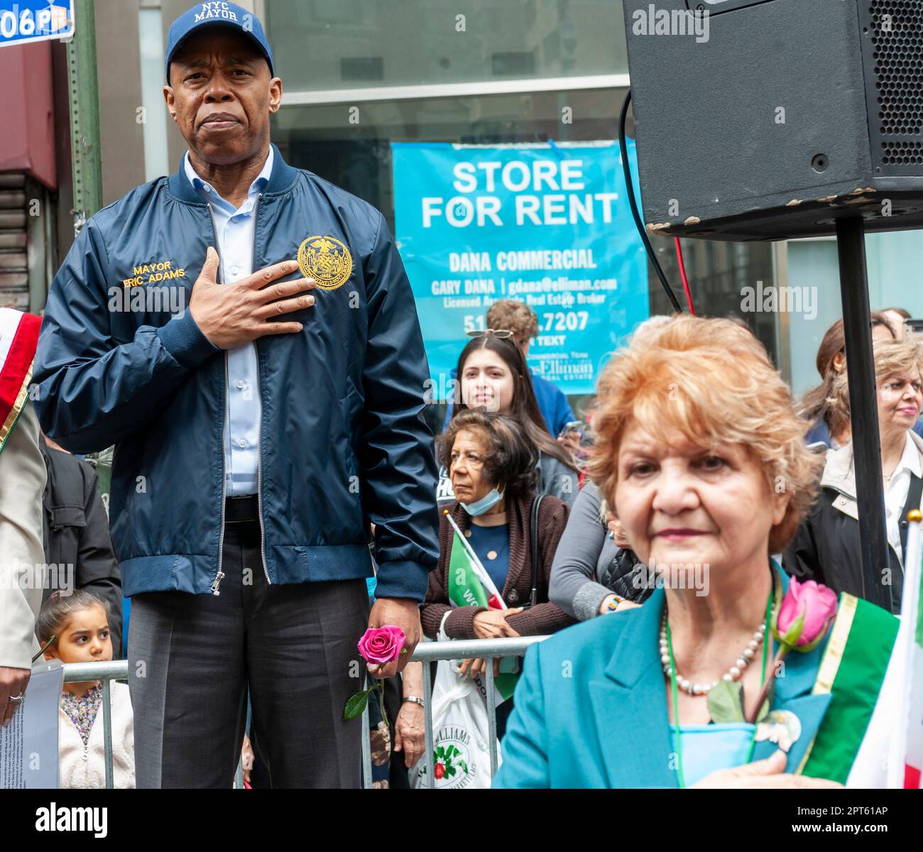 Le maire de New York, Eric Adams, au défilé perse annuel sur Madison Ave., à New York, dimanche, 23 avril 2023. Le défilé célèbre le Nowruz, le nouvel an en langue farsi. La fête symbolise la purification de l'âme et remonte à la religion préislamique du zoroastrianisme. (© Richard B. Levine) Banque D'Images
