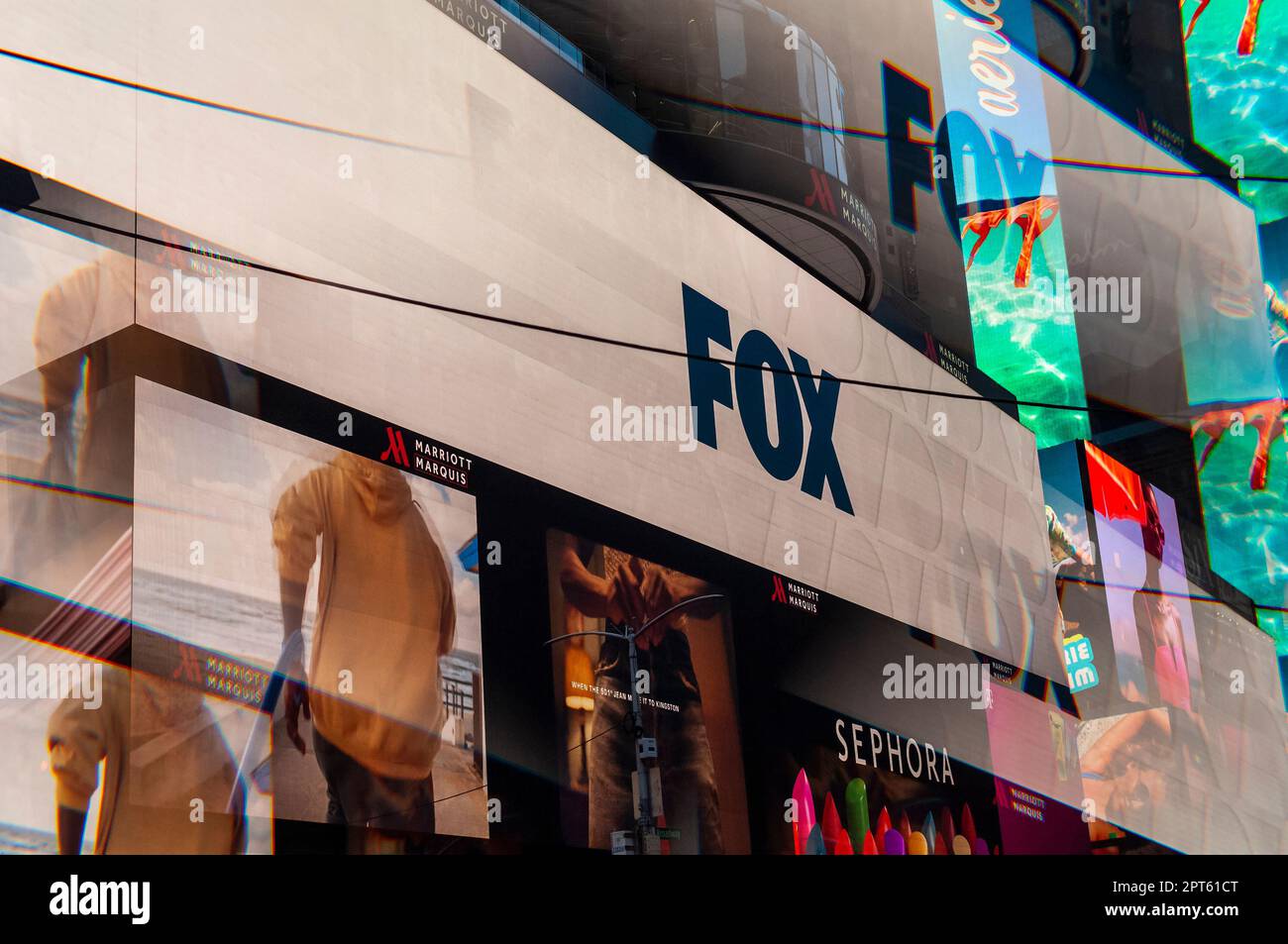 Fox publicité dans Times Square à New York mercredi, 26 avril 2023. Photographié avec un filtre à prisme (© Richard B. Levine) Banque D'Images