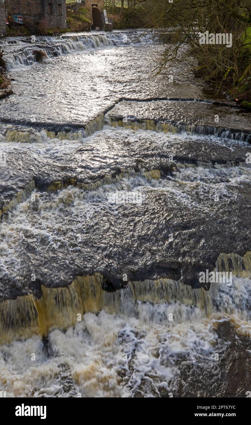 Rivière bain, Bainbridge, Wensleydale, North Yorkshire. River bain Hydro est un générateur d'hydroélectricité doté d'une turbine à vis. Banque D'Images