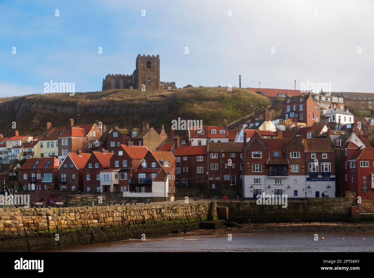 Whitby, East Cliff et River Esk, North Yorkshire, Angleterre Banque D'Images