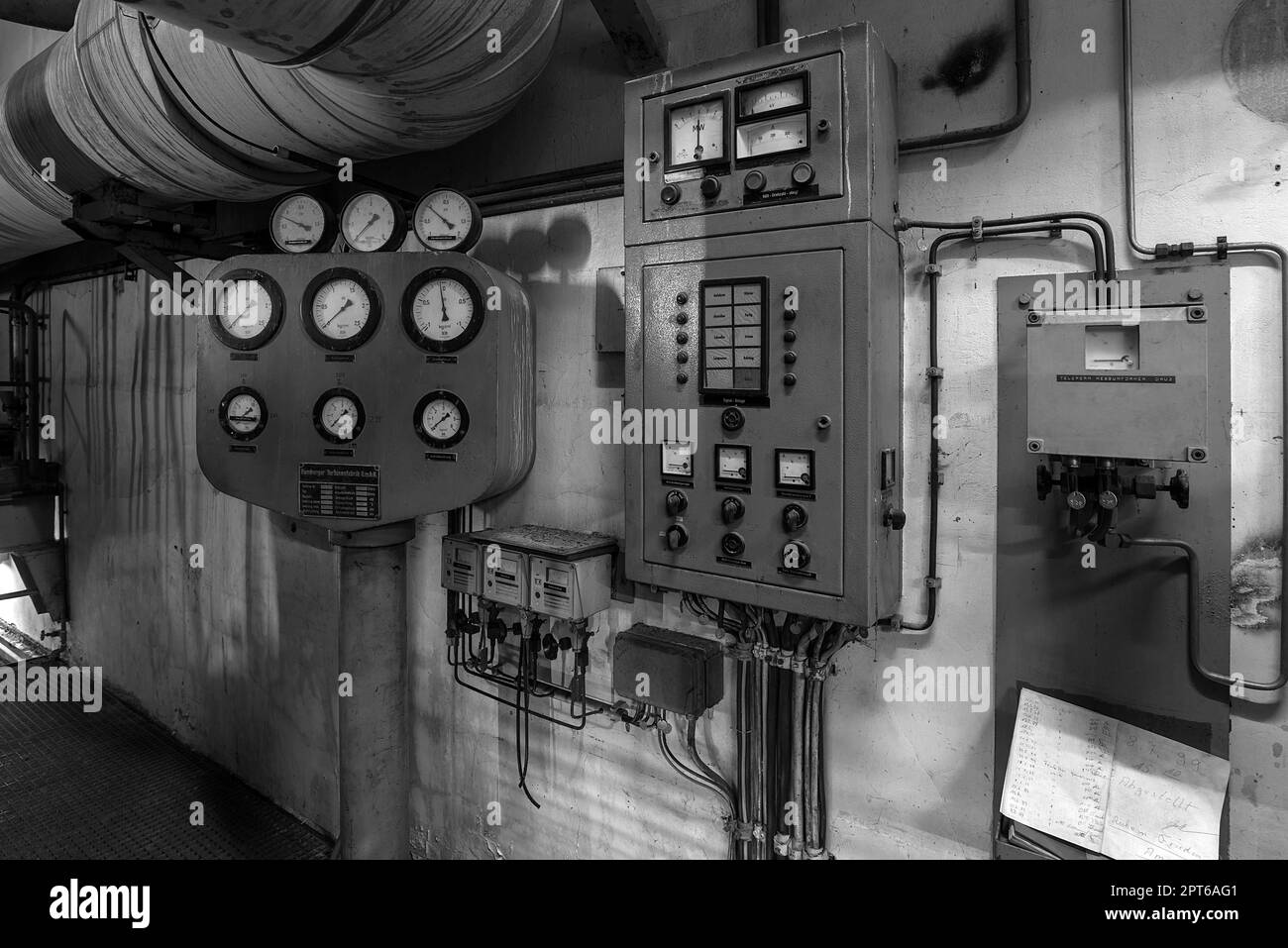 Appareils de mesure de la pression de pompe dans une ancienne usine de papier, Lost place, Bade-Wurtemberg, Allemagne Banque D'Images