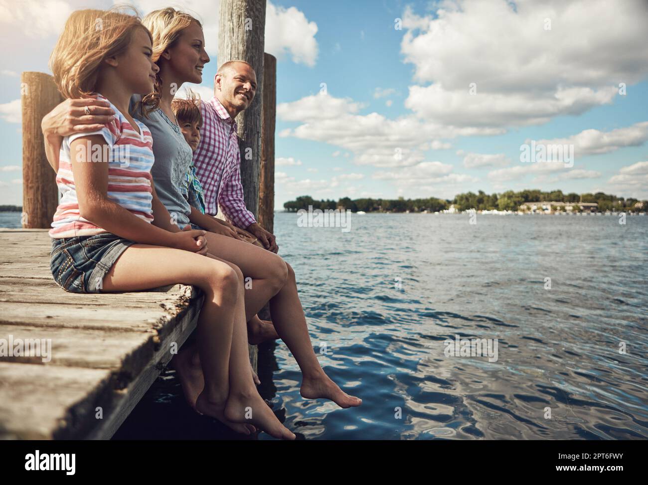 J'adore cet hôtel. une jeune famille sur une jetée au bord du lac. Banque D'Images