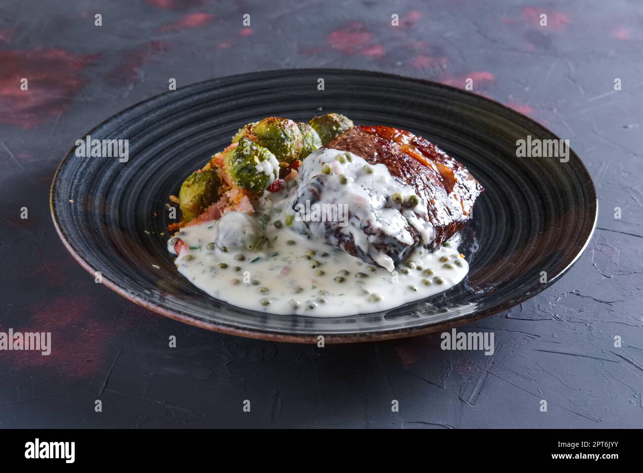 Beefsteak frites avec les choux de Bruxelles et crémeuse sauce Pois Banque D'Images