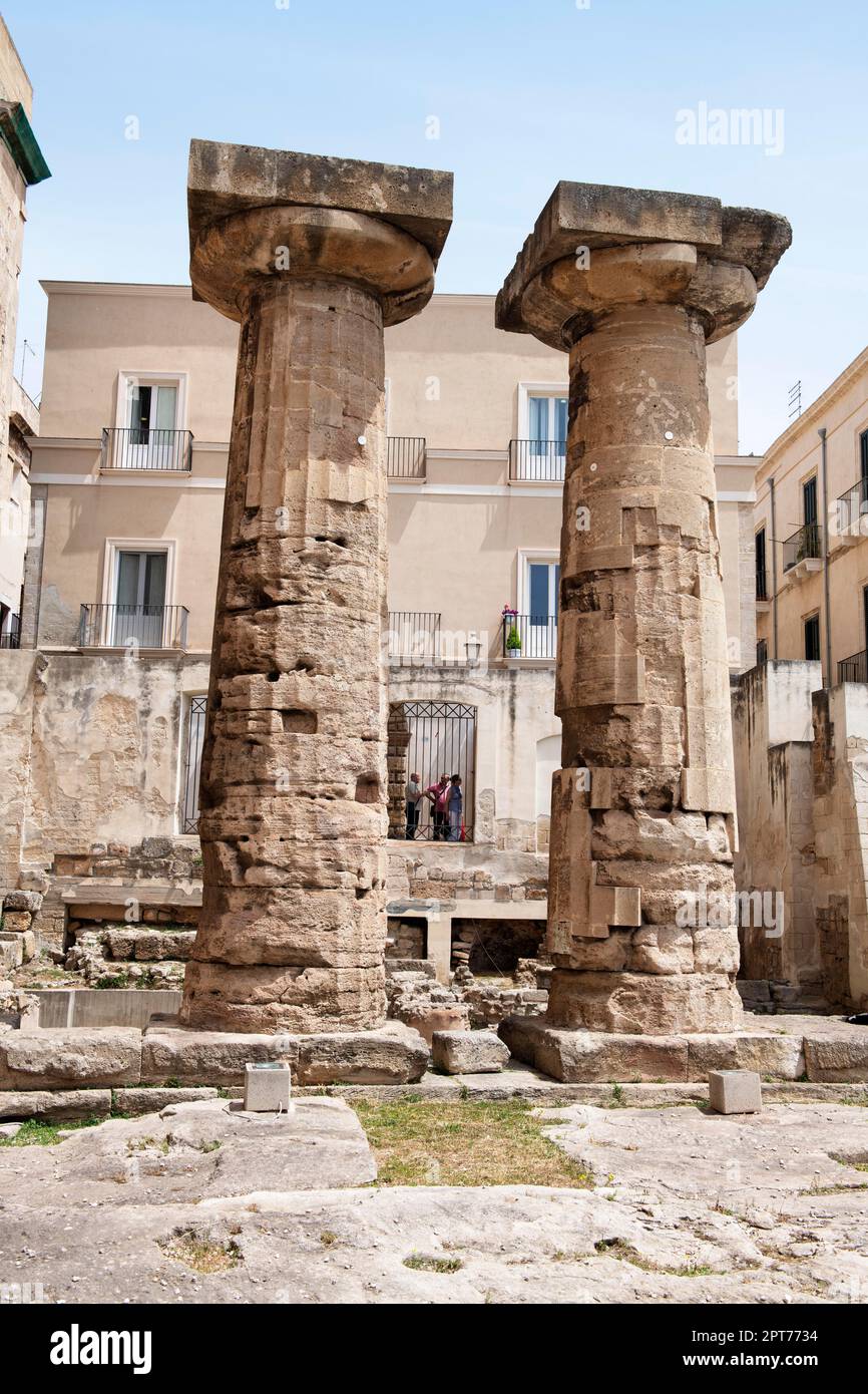 Colonnes du temple de Neptune Taranto datant du 6th siècle, Taranto, Apulia, Italie Banque D'Images