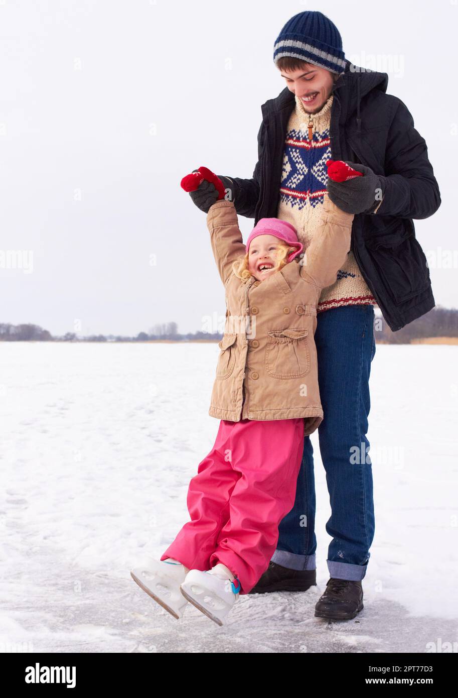 Whoa vous trouverez bientôt votre solde. Frère aîné enseignant à sa fille  comment skate sur un lac naturel gelé Photo Stock - Alamy