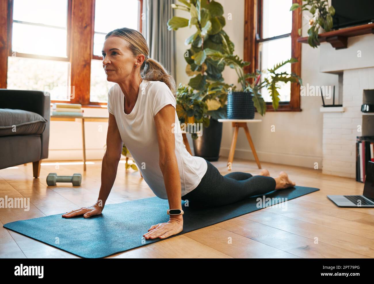Yoga, fitness et femme exercice, entraînement et entraînement pour le  bien-être, détente et santé dans le salon à la maison. Méditation, pilates  et femme sénior Photo Stock - Alamy