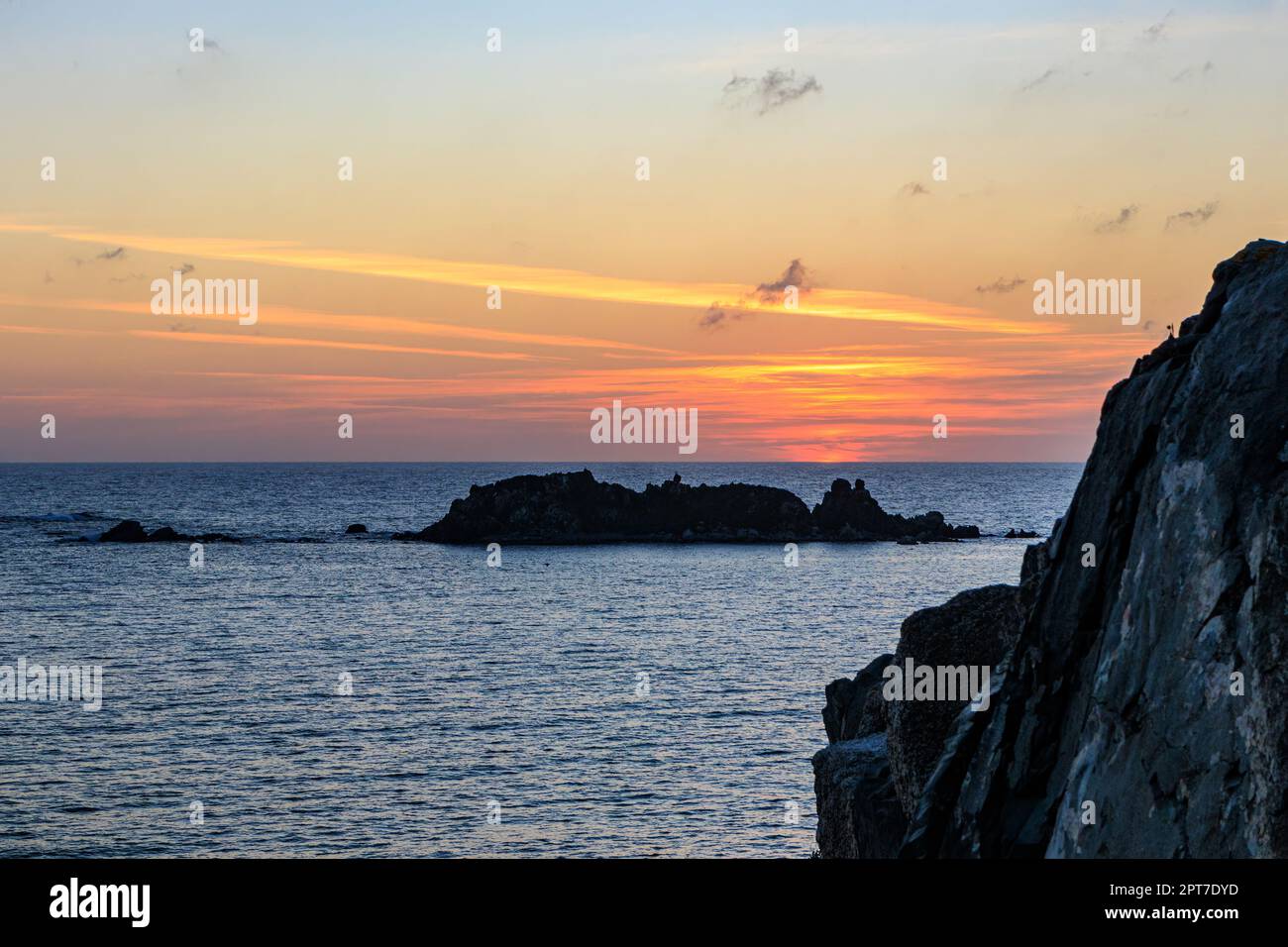 coucher de soleil sur la mer au large de la côte de la sardaigne Banque D'Images