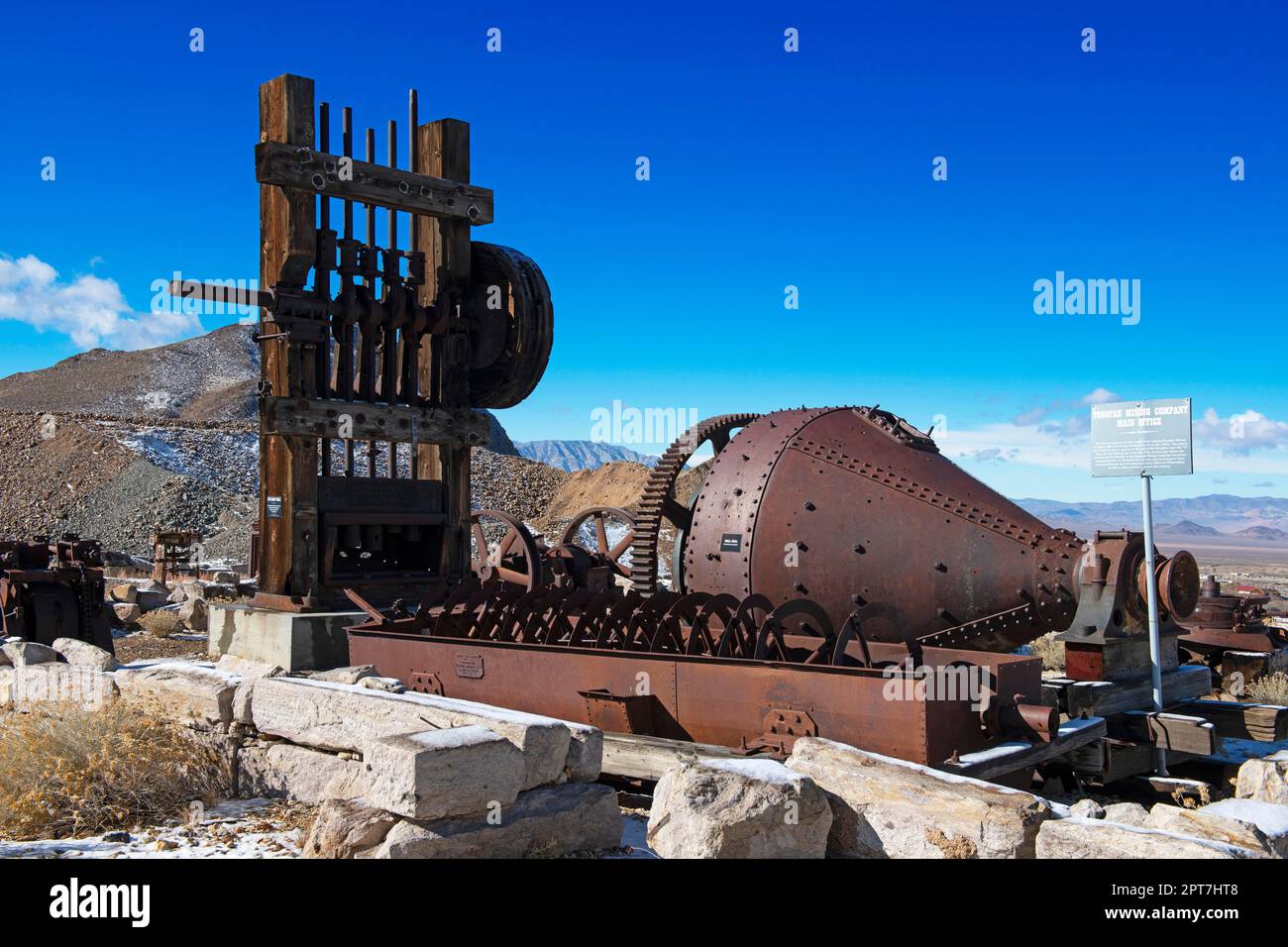 Vue sur le parc minier historique, mortier de pierre, outils d'extraction d'or, Tonopah, Nevada, ÉTATS-UNIS Banque D'Images