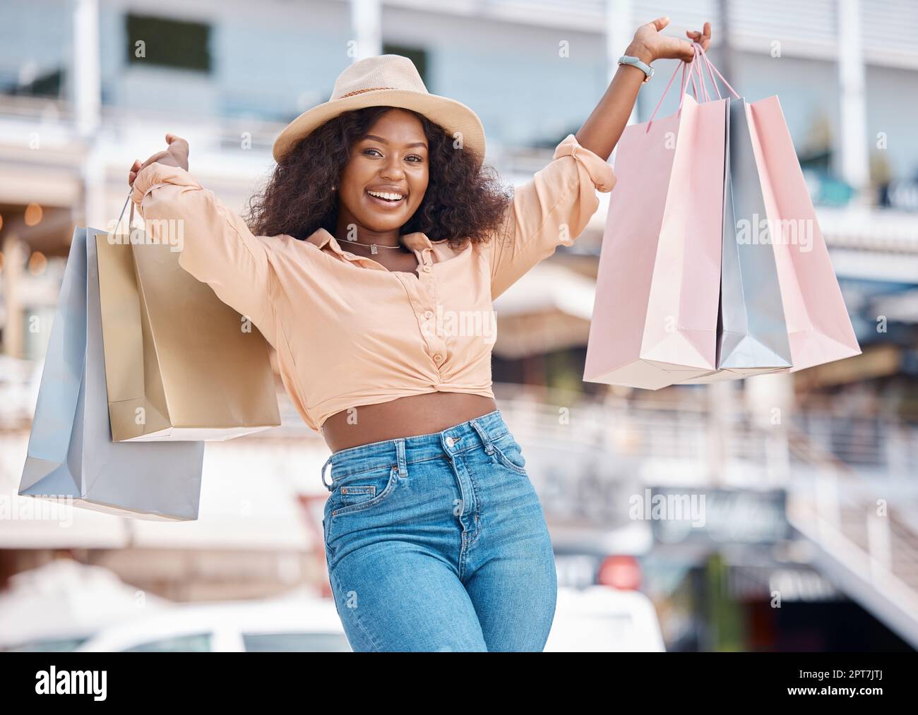 Shopping mode et vente au detail une femme noire avec un sourire a l exterieur du centre commercial. Client heureux apres la vente a prix reduit au centre commercial fille de ville souriant