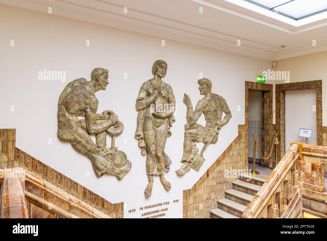 Europe, pays-Bas, pays-Bas, pays-Bas, Delft. 25 avril 2022. Sculpture de relief dans l'usine de Delft Royal, étiquetée « la porcelaine offerte par le personnel ». Banque D'Images