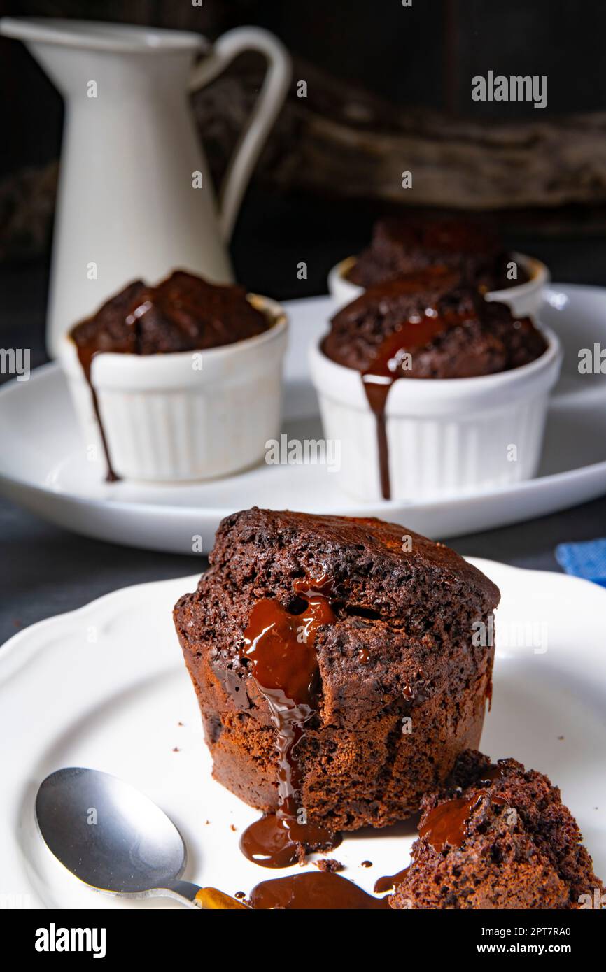 Délicieux muffins au chocolat avec des chips de chocolat Banque D'Images