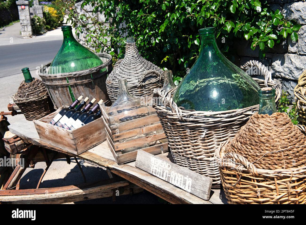 STILL Life with basket flacons, Stanjel, Karst, Slovénie Banque D'Images