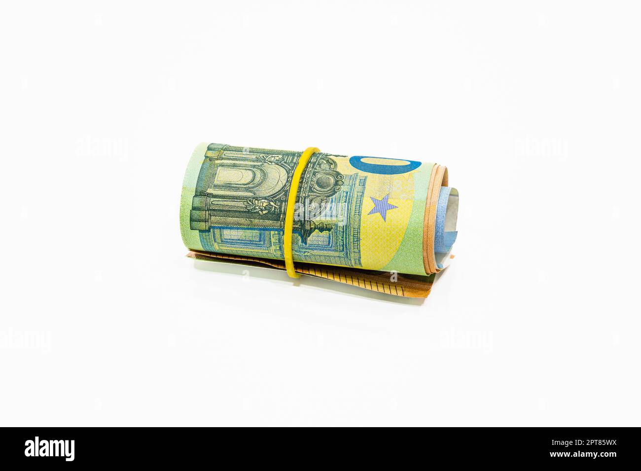 Rouleau de billets Euro dans la bande élastique. Billets de l'UE dans un  rouleau d'argent Photo Stock - Alamy
