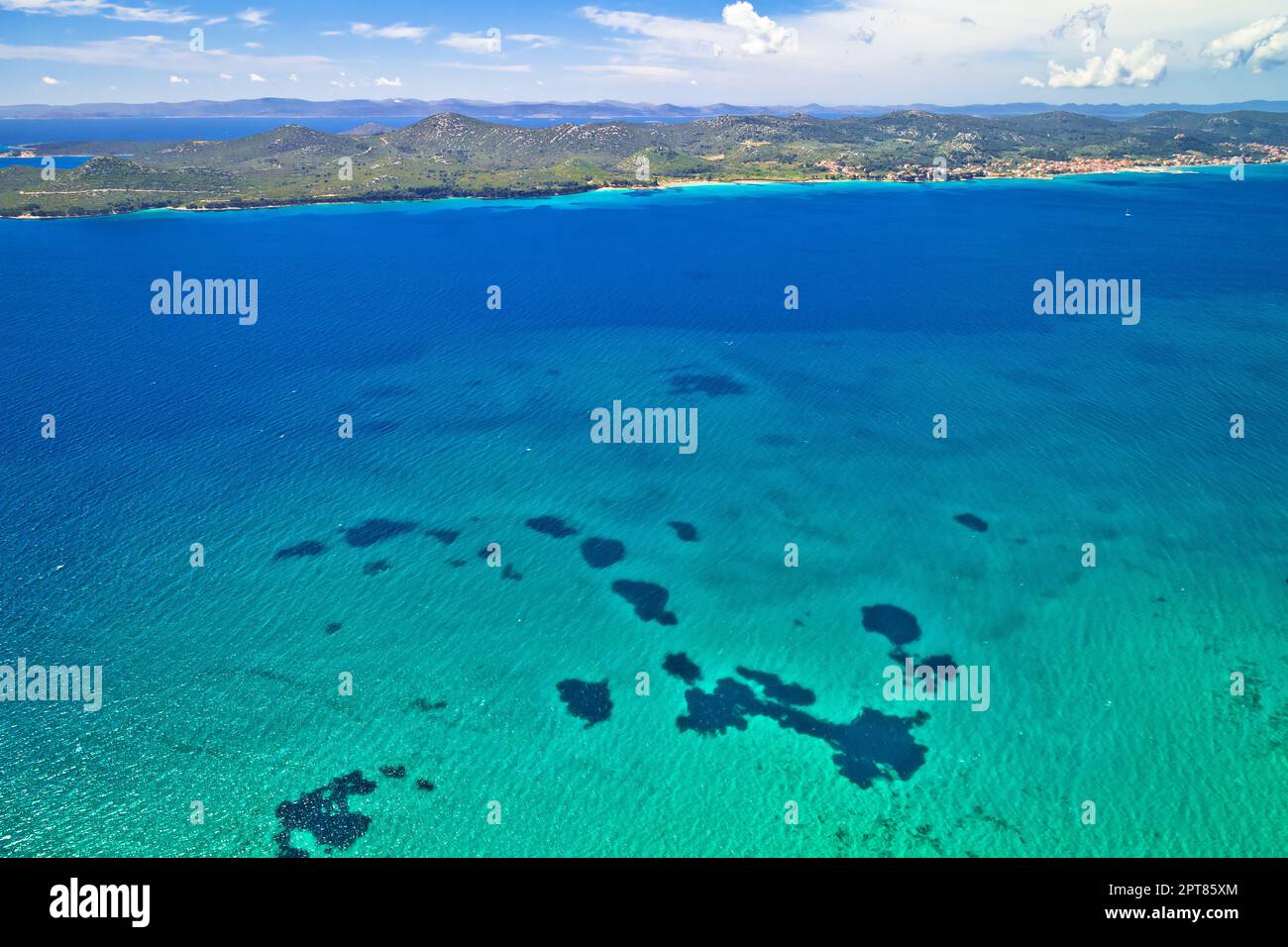 Île de Pasman et vue aérienne sur la mer turquoise, archipel de Dalmatie en Croatie Banque D'Images