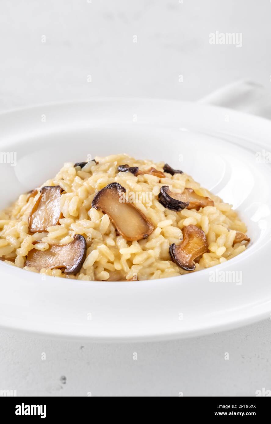 Portion de risotto aux champignons eryngii frits Banque D'Images