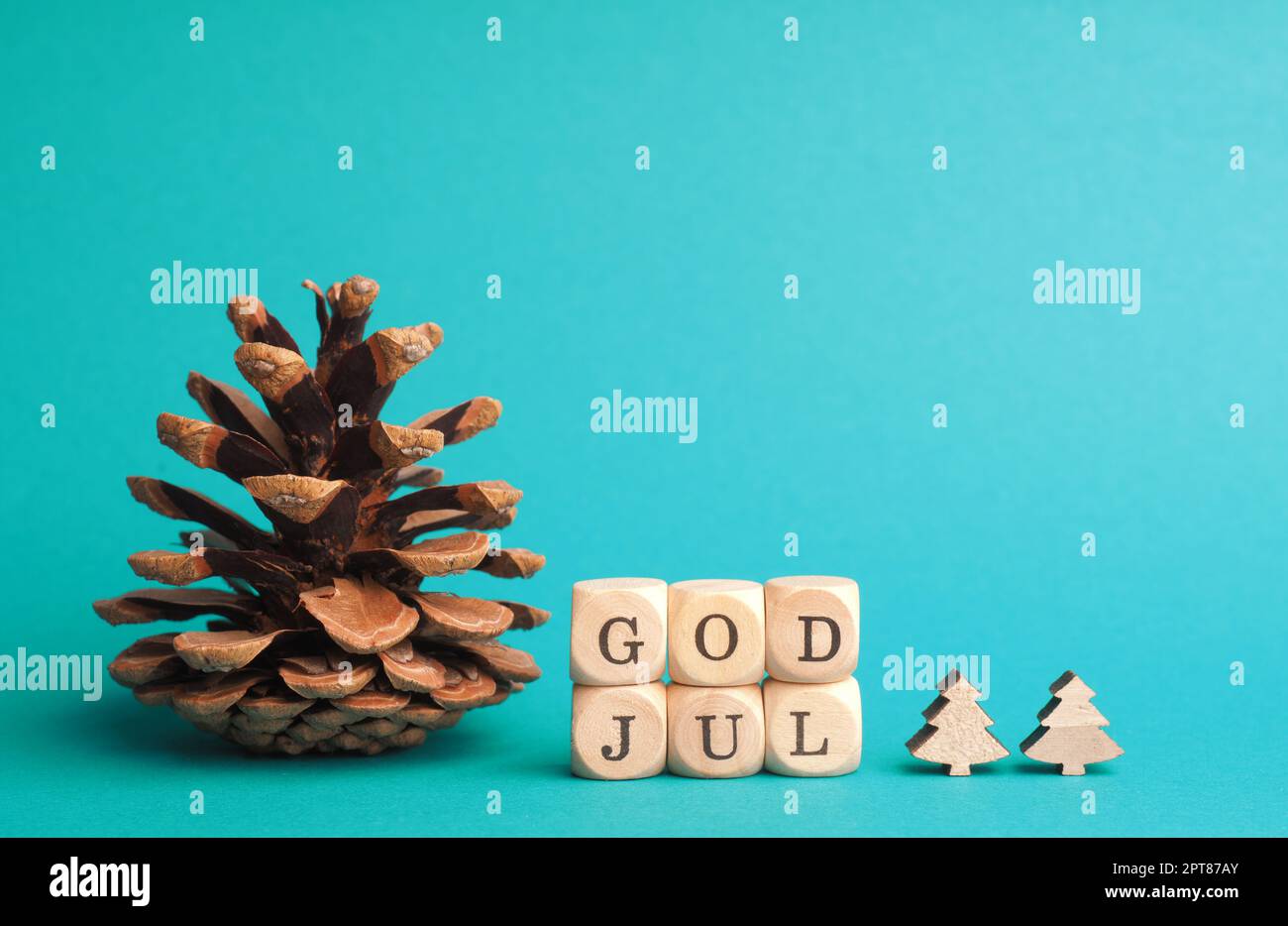 Petits blocs de bois avec l'inscription God Jul, Scandinavian Merry Christmas, fond turquoise, décoration de Noël minimaliste en bois Banque D'Images