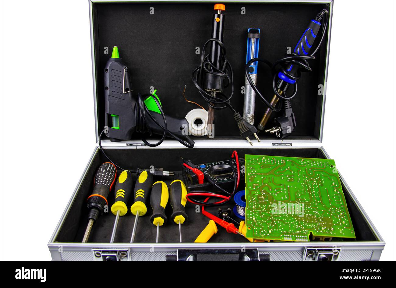 Un ensemble d'outils mécaniques pour l'entretien de l'équipement. Outil de travail dans un boîtier. Tournevis et pinces. Fer à souder et multimètre. Imprimé électro Banque D'Images