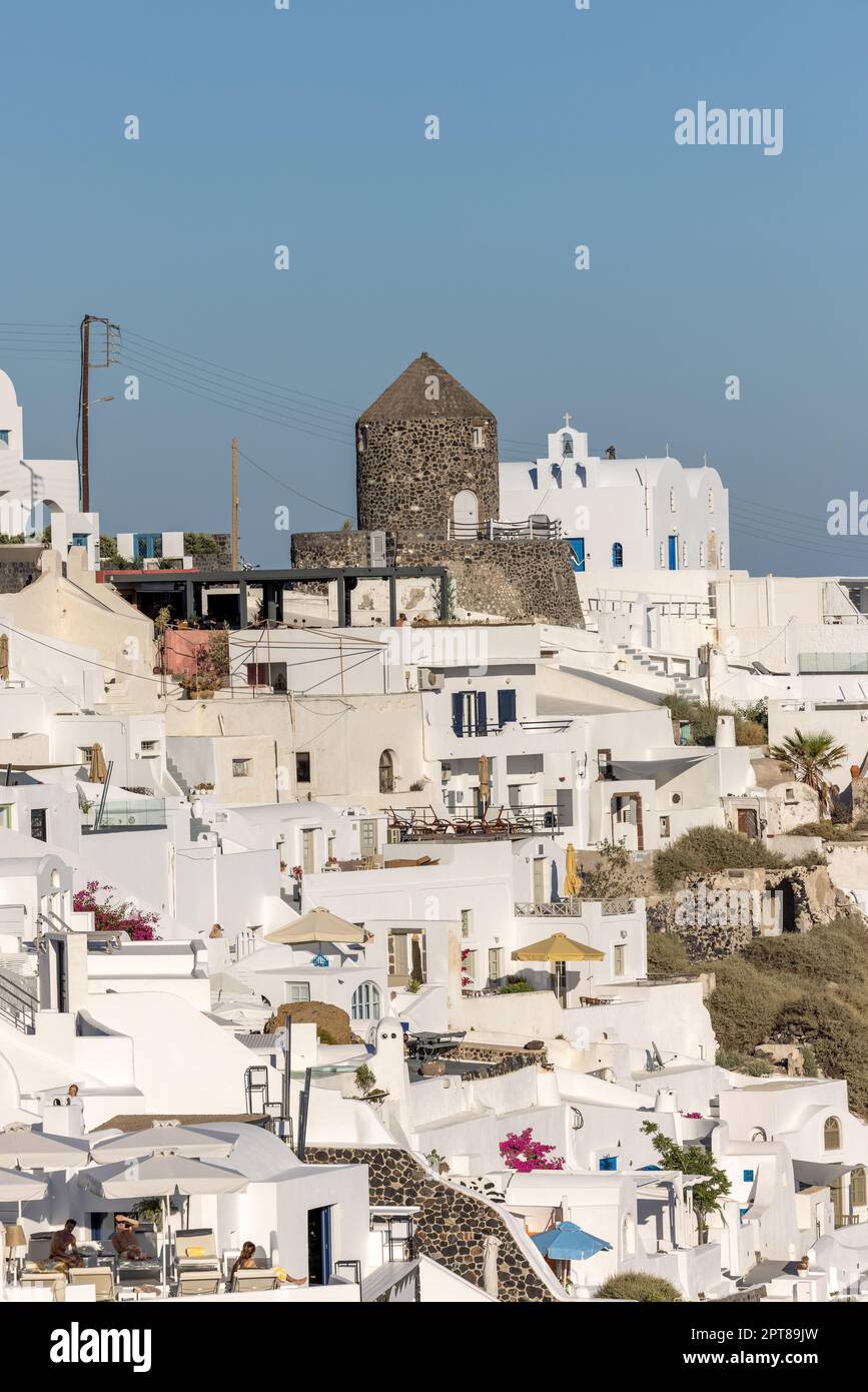 Imerovigli, Santorini, Grèce - 29 juin 2021 : maisons blanchies à la chaux à Imerovigli sur l'île de Santorini, Cyclades, Grèce Banque D'Images