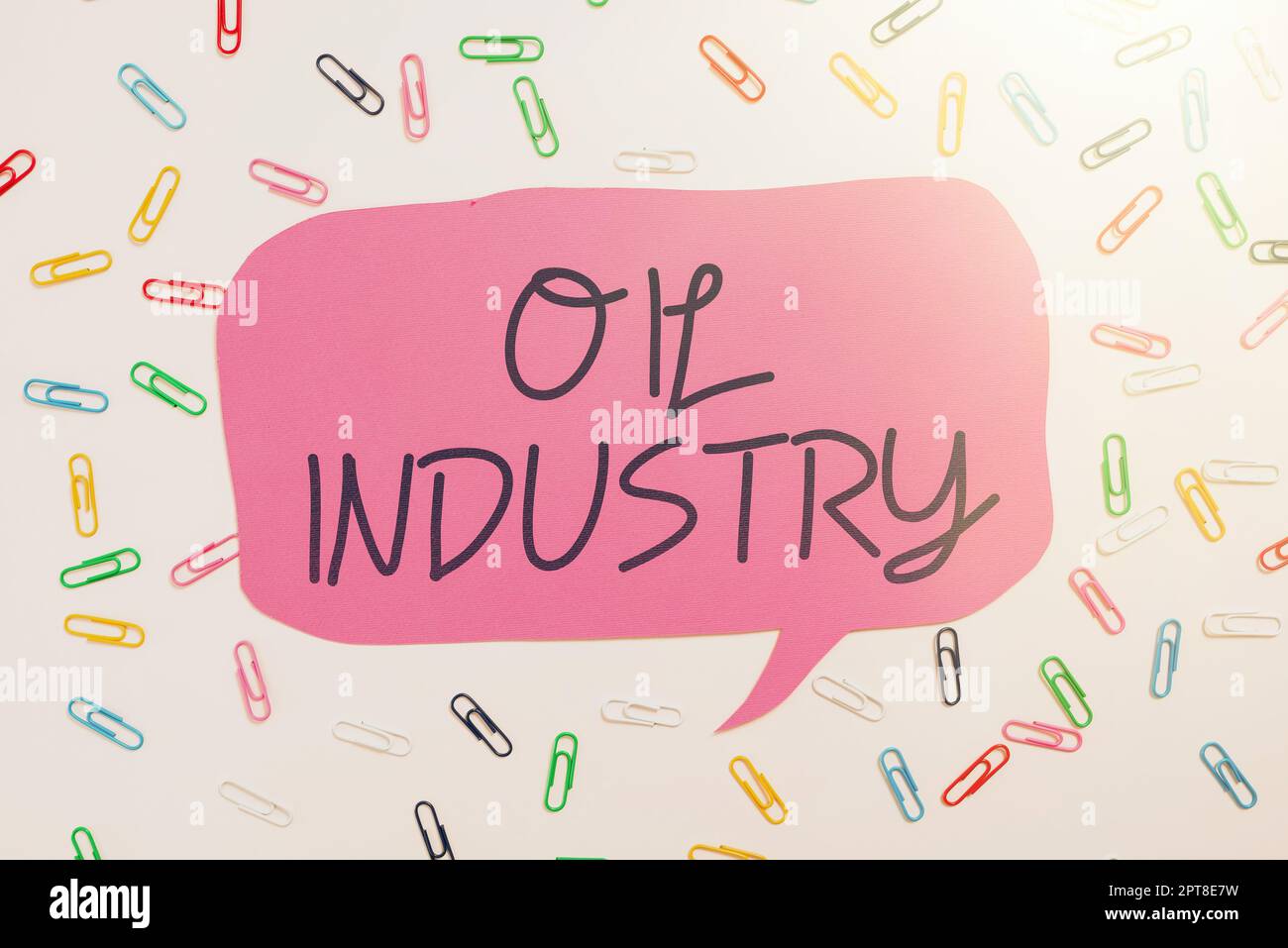 Affiche textuelle montrant l'industrie pétrolière, aperçu de l'entreprise exploration extraction raffinage commercialisation des produits pétroliers Banque D'Images