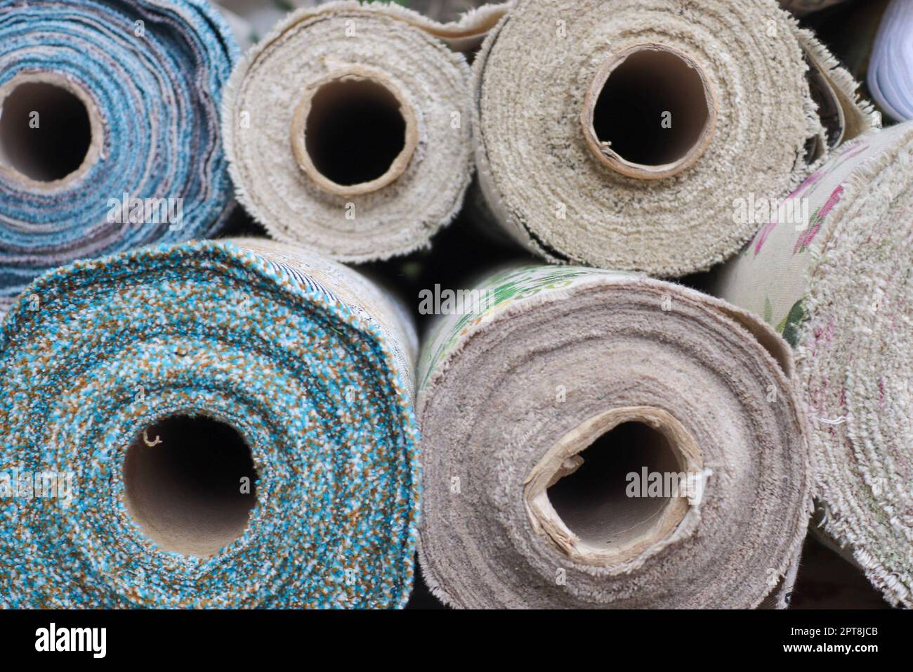 Échantillons de tissus et de tissus de différentes couleurs trouvés sur un marché de tissus. Banque D'Images