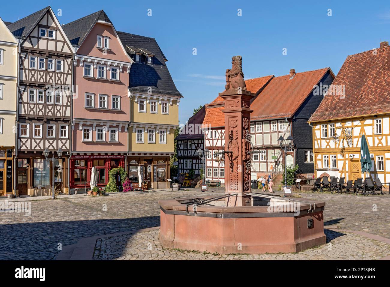 Fontaine du marché, maisons reconstituées de Giessen, Giessener Zeile, Nordzeile, maisons historiques à colombages, place du marché, Hessenpark en plein air Banque D'Images