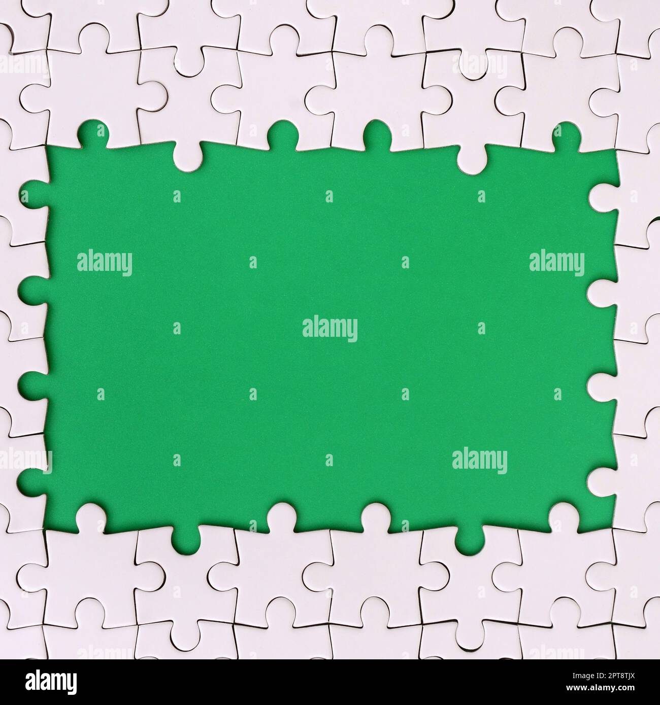 Cadrage dans la forme d'un rectangle, faite d'un puzzle blanc autour de l'espace vert Banque D'Images
