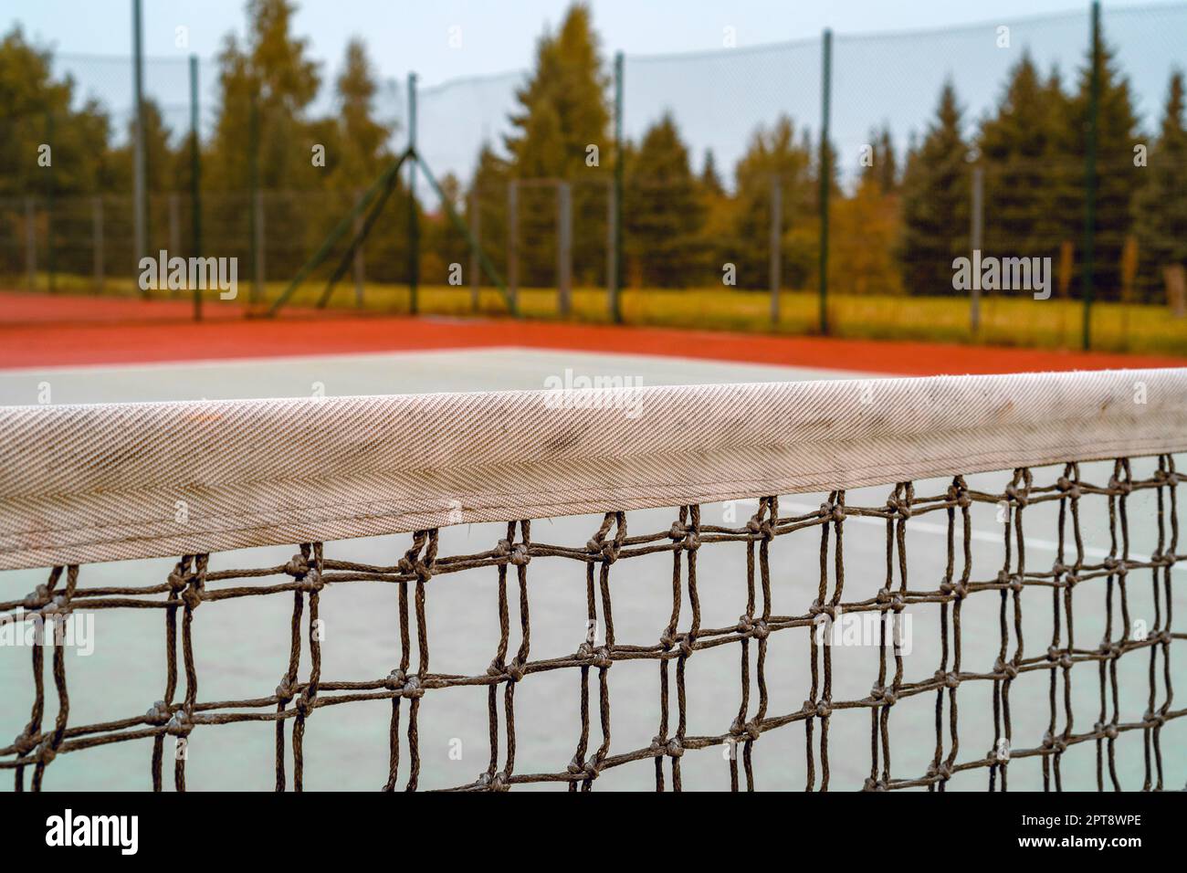 Terrain de jeu avec revêtement en caoutchouc, filet et marquages pour le  tennis ou le padel-tennis. Mise au point sélective sur le réseau Photo  Stock - Alamy